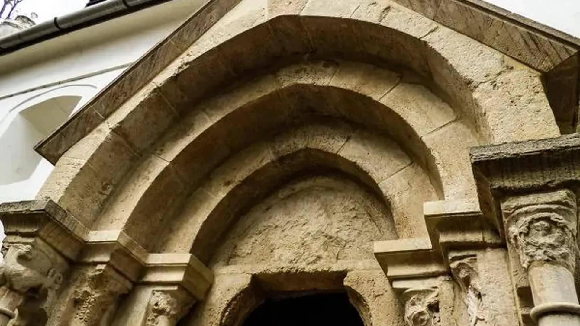 A litéri református templom XIII. századi román kori kapuzata